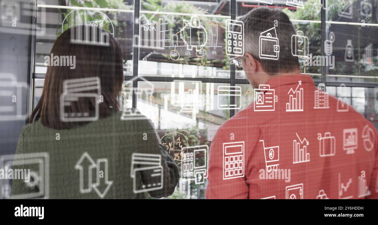 Bild von Geschäftssymbolen über verschiedenen Geschäftsleuten, die über die Arbeit im Büro sprechen Stockfoto