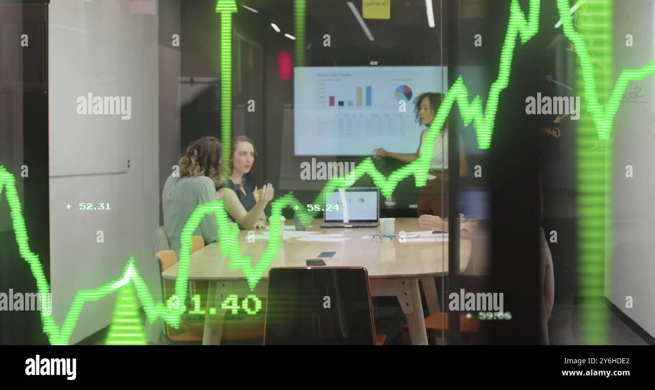 Bild der Datenverarbeitung und Diagramme über verschiedene Geschäftsleute, die die Arbeit im Büro diskutieren Stockfoto