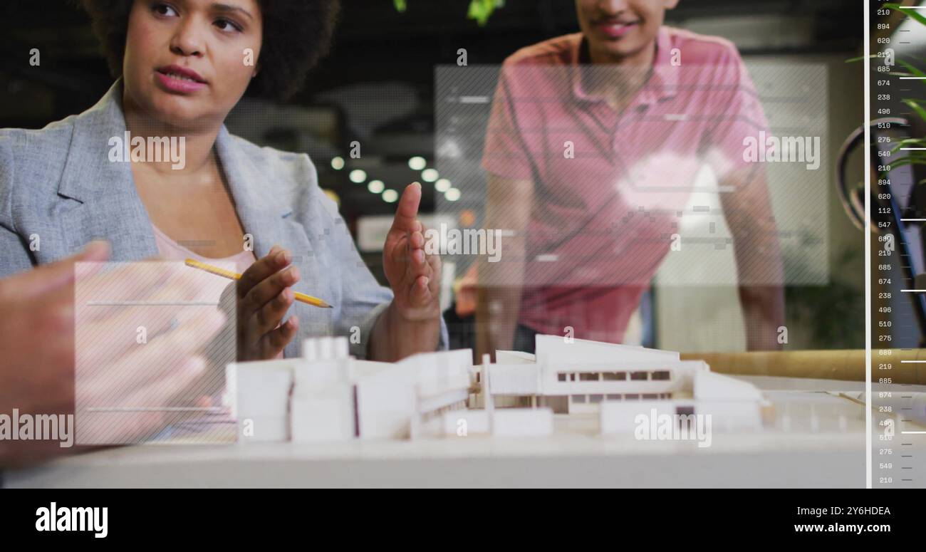 Bild der Datenverarbeitung und Weltkarte über verschiedene Geschäftsleute, die über die Arbeit im Büro diskutieren Stockfoto