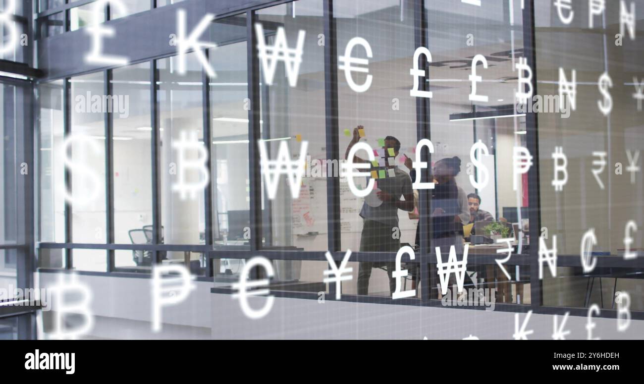 Bild von Währungssymbolen über verschiedenen Geschäftsleuten, die über die Arbeit im Büro diskutieren Stockfoto