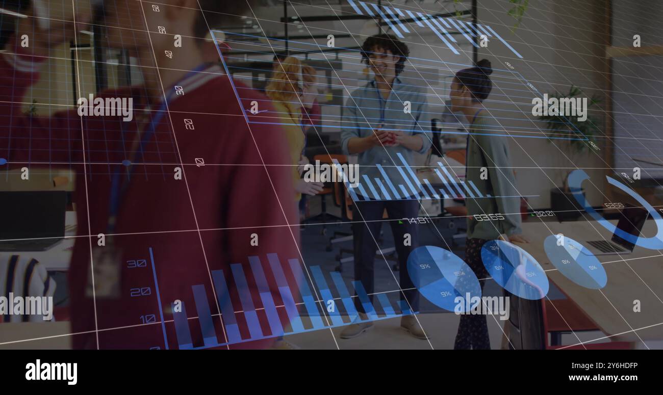 Bild von der Verarbeitung von Finanzdaten über verschiedene Geschäftsleute im Büro Stockfoto