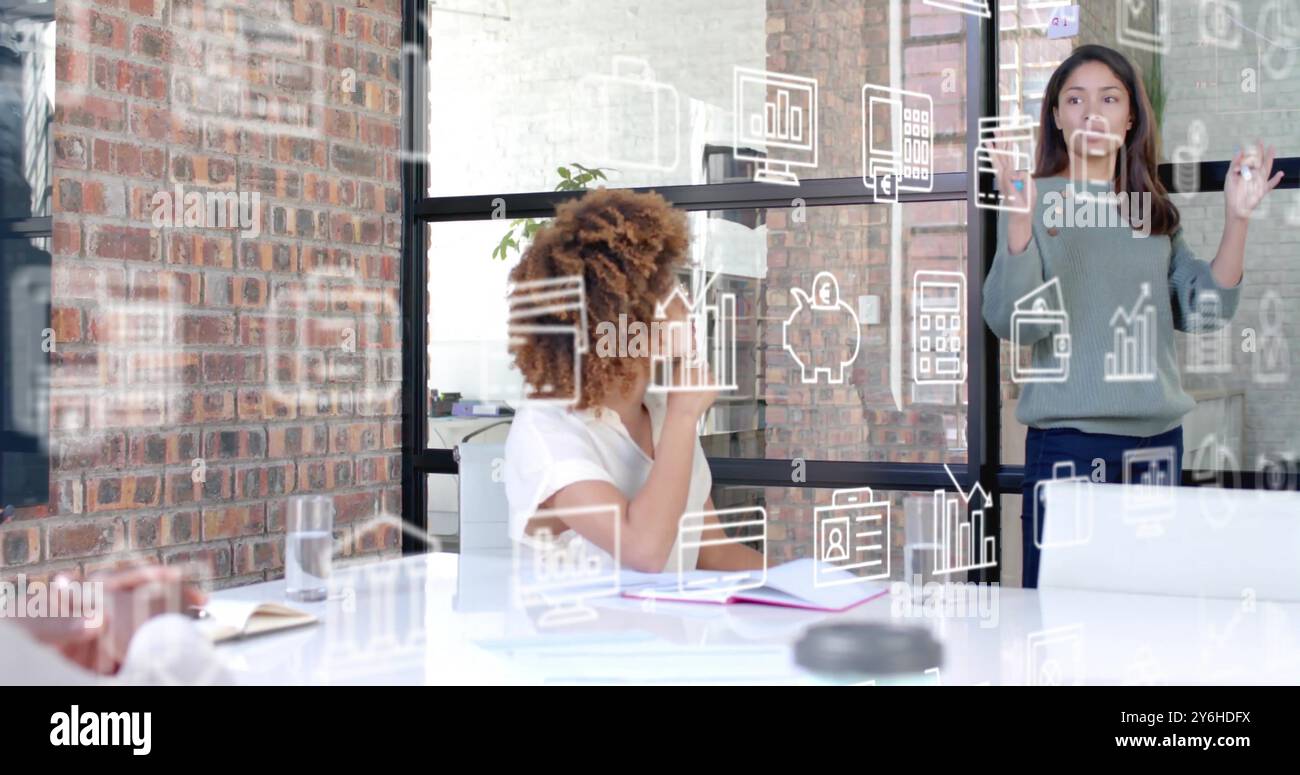 Bild von Geschäftssymbolen über verschiedenen Geschäftsleuten, die über die Arbeit im Büro sprechen Stockfoto