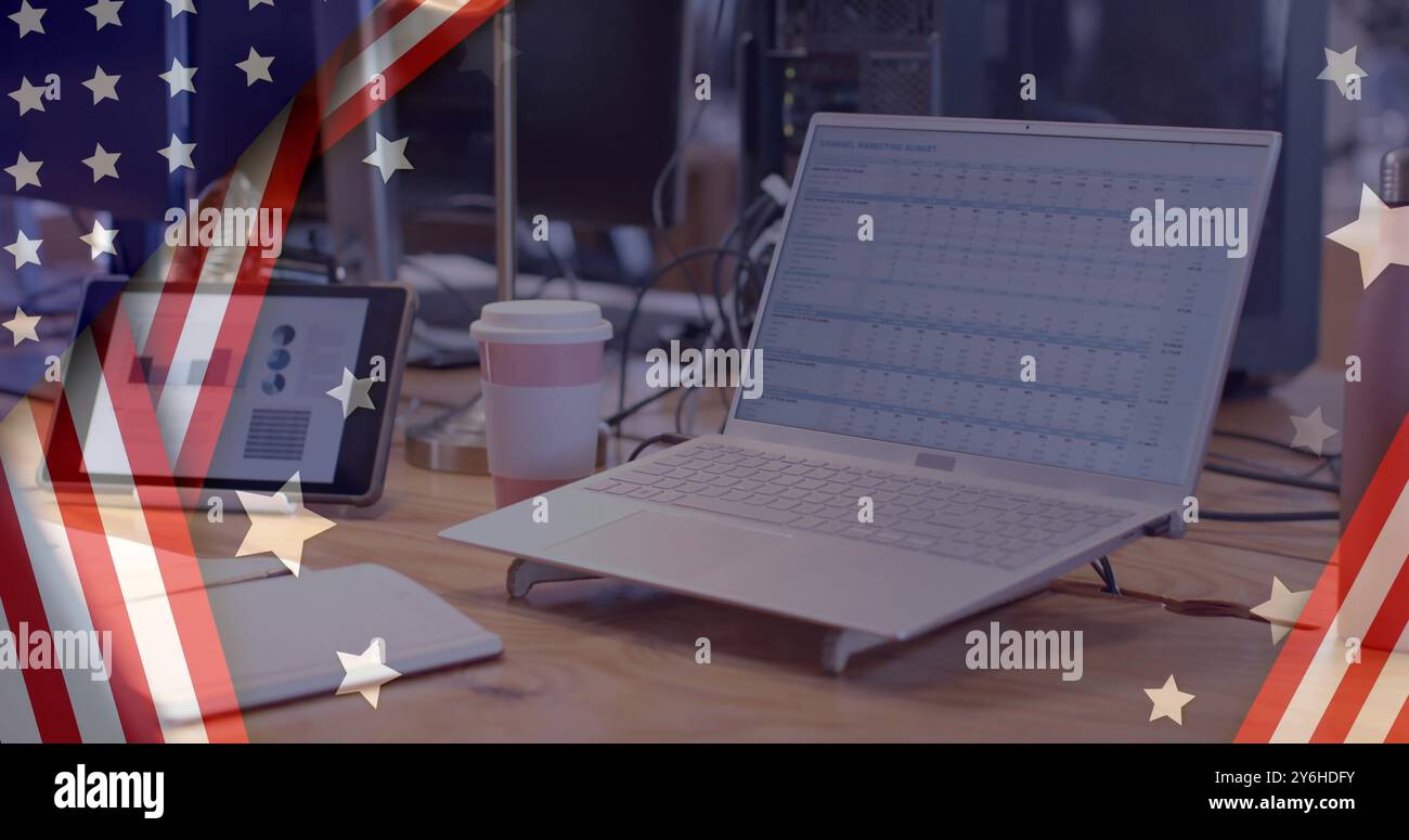 Abbildung: Flagge der usa über Laptop am Schreibtisch Stockfoto
