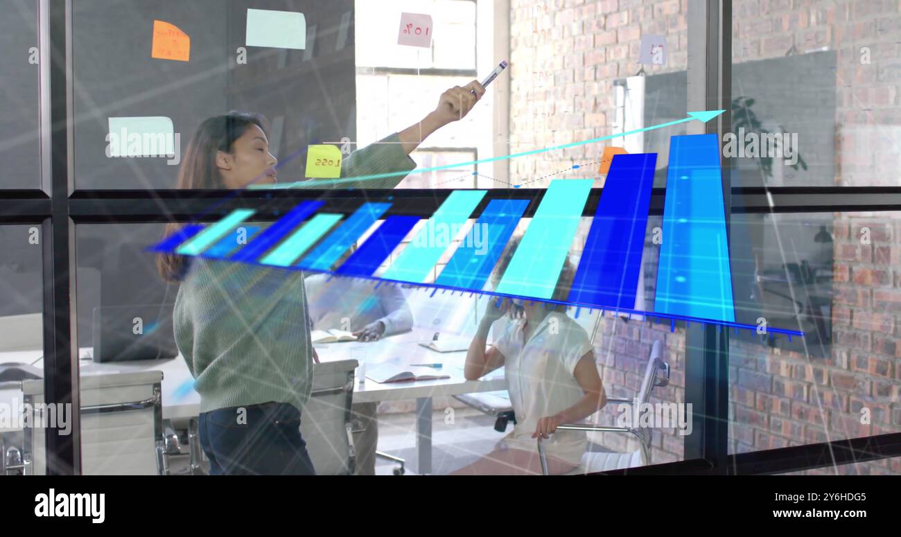 Bild der Datenverarbeitung und Diagramme über verschiedene Geschäftsleute, die die Arbeit im Büro diskutieren Stockfoto
