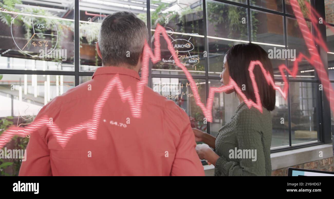 Bild der Datenverarbeitung und Diagramme über verschiedene Geschäftsleute, die die Arbeit im Büro diskutieren Stockfoto