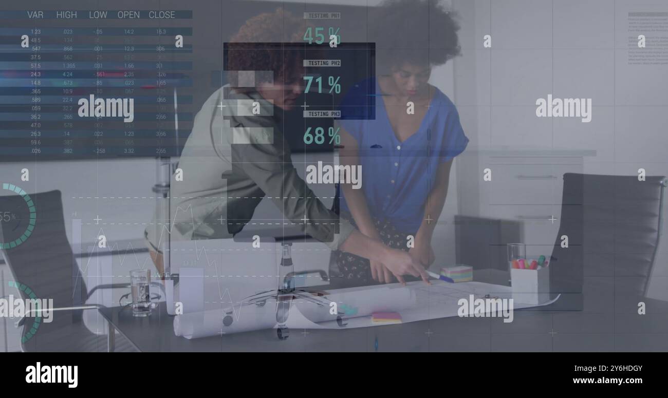Bild von der Verarbeitung von Finanzdaten über verschiedene Geschäftsleute im Büro Stockfoto