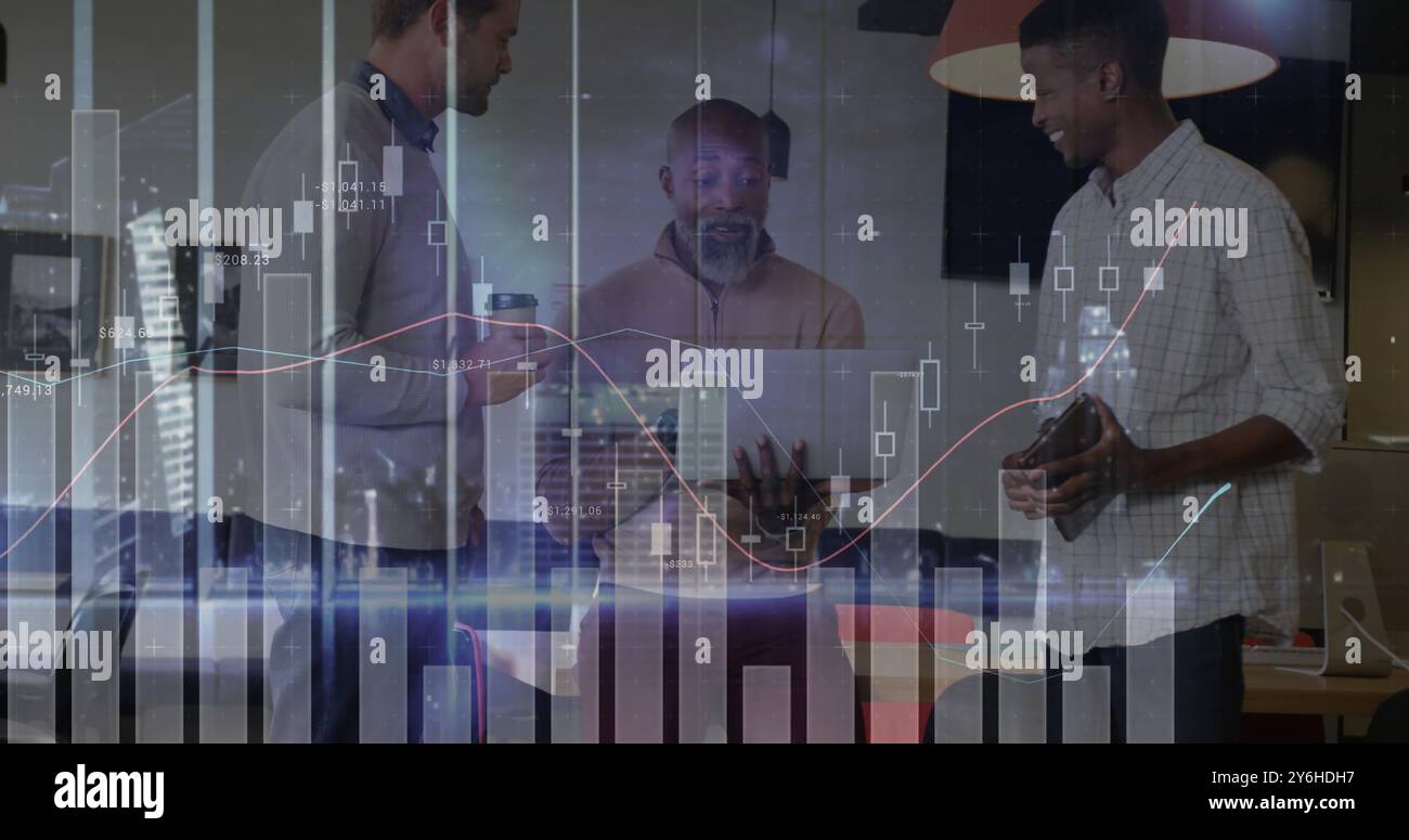Bild von der Verarbeitung von Finanzdaten über verschiedene Geschäftsleute im Büro Stockfoto