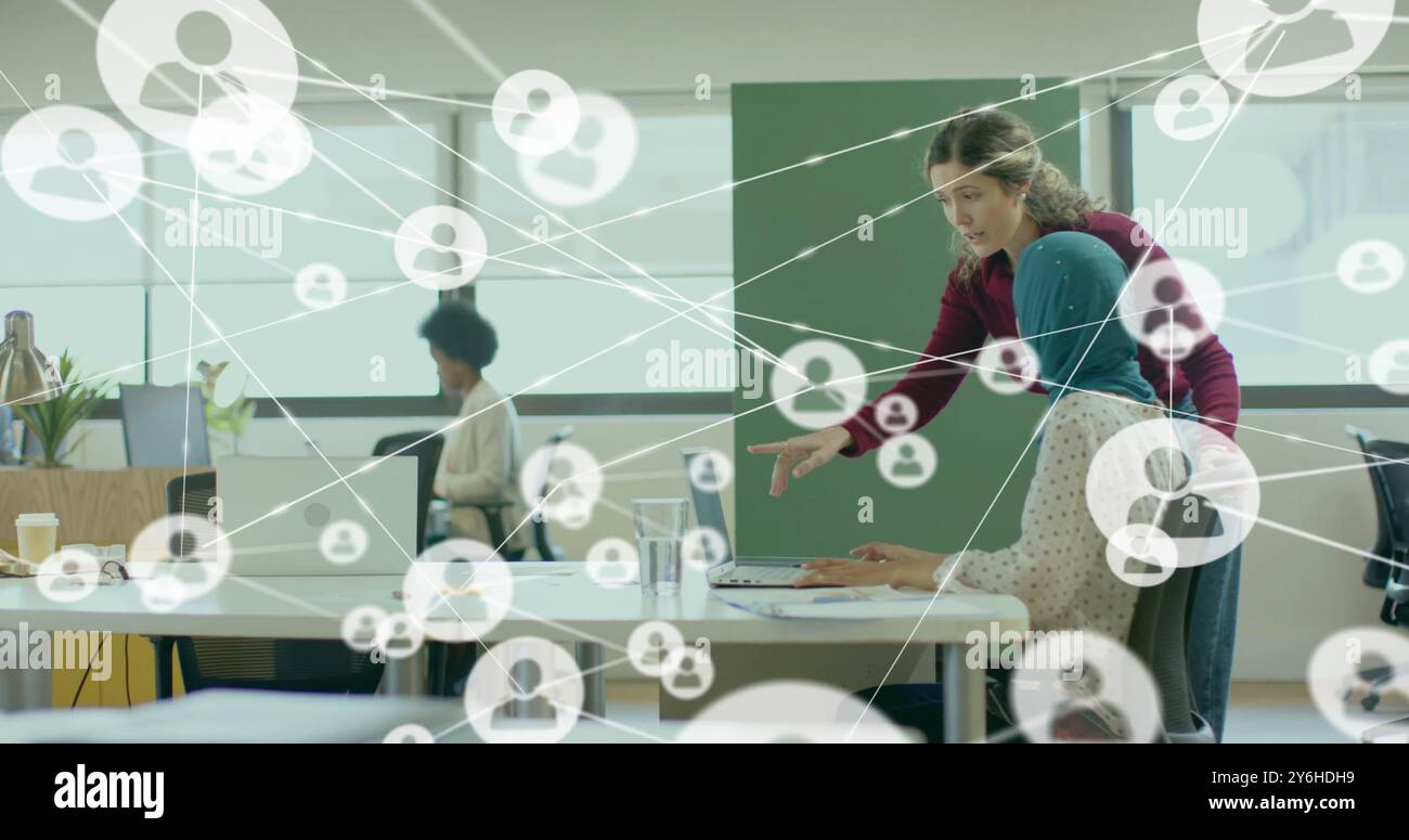 Bild eines Netzwerks von Verbindungen mit Menschen über verschiedene Geschäftsleute im Büro Stockfoto