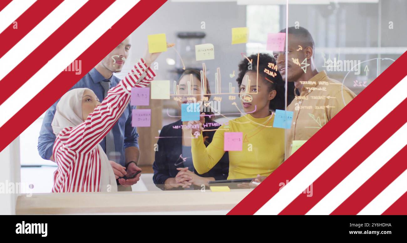 Team-Brainstorming mit Haftnotizen über das Bild der Konzepte der Geschäftsstrategie Stockfoto