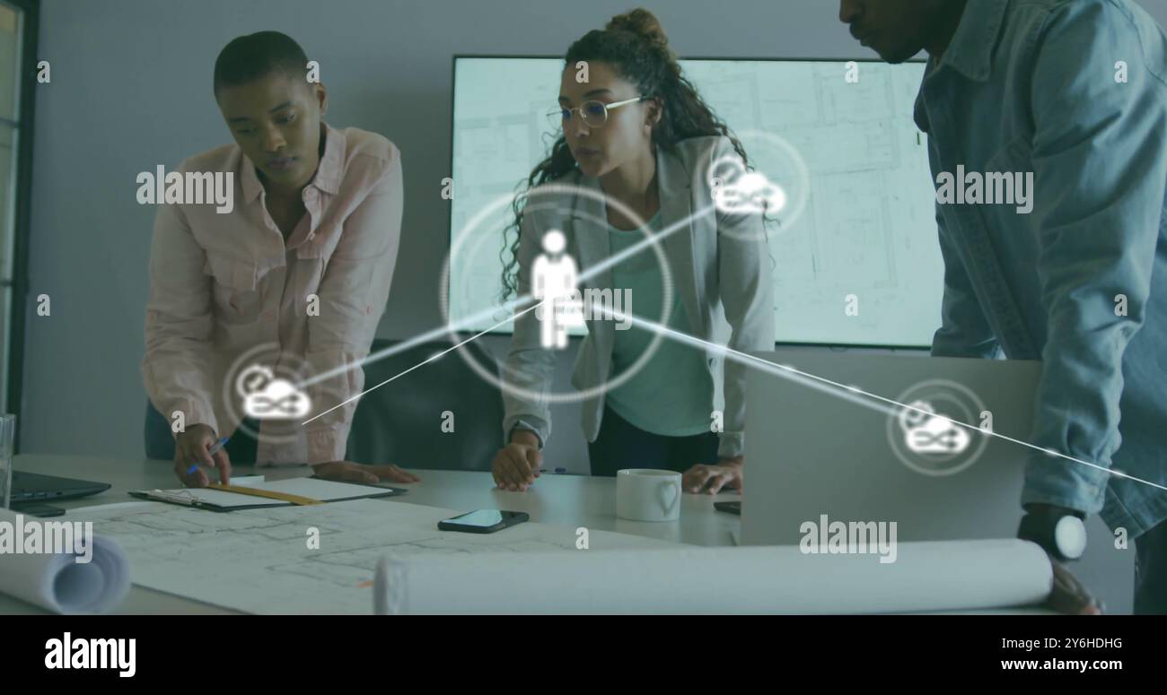 Bild eines Netzwerks von Verbindungen mit Menschen über verschiedene Geschäftsleute im Büro Stockfoto