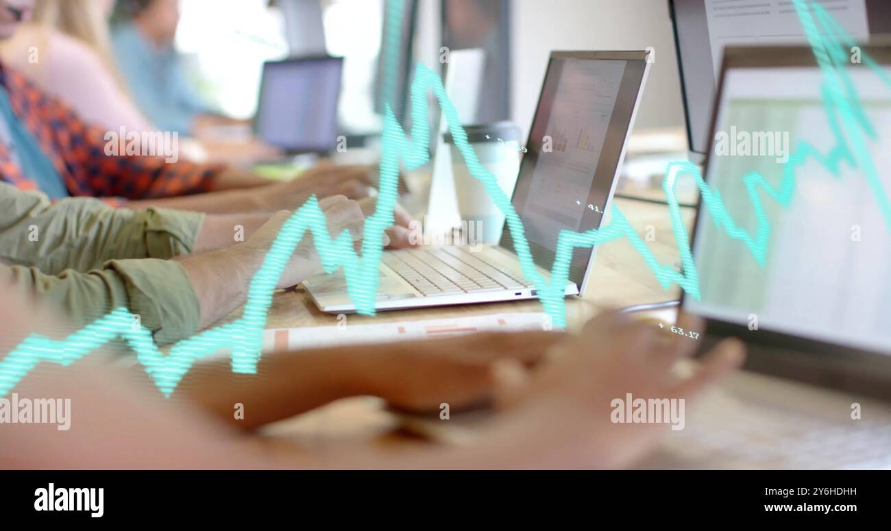 Bild der Datenverarbeitung und Diagramme über verschiedene Geschäftsleute, die Laptops im Büro verwenden Stockfoto