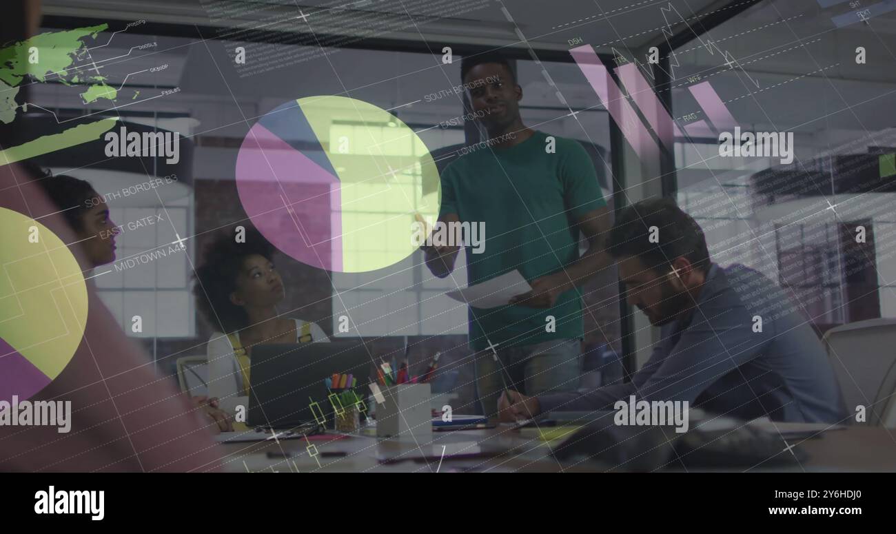 Bild von der Verarbeitung von Finanzdaten über verschiedene Geschäftsleute im Büro Stockfoto