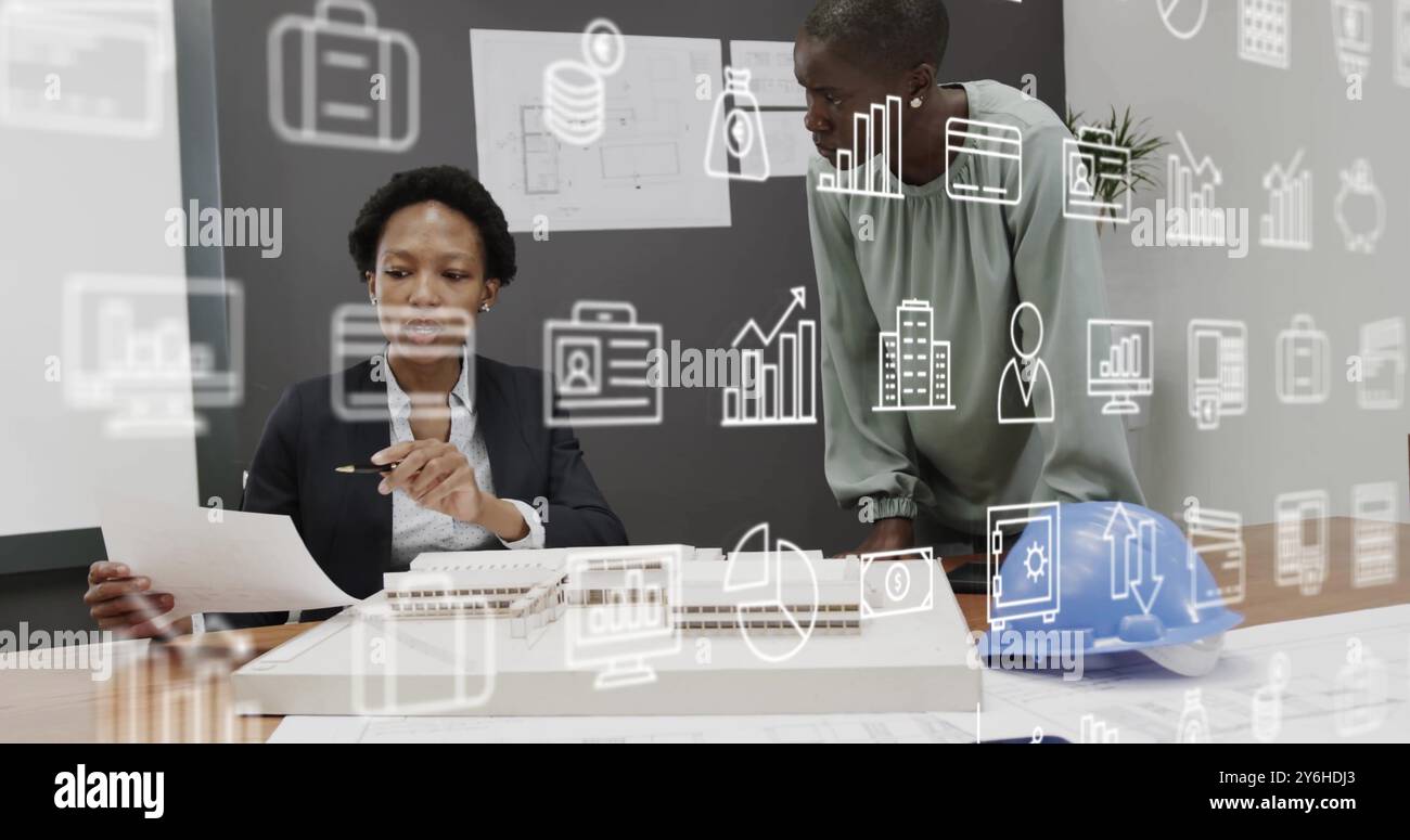 Bild von Geschäftssymbolen über verschiedenen Geschäftsleuten, die über die Arbeit im Büro sprechen Stockfoto