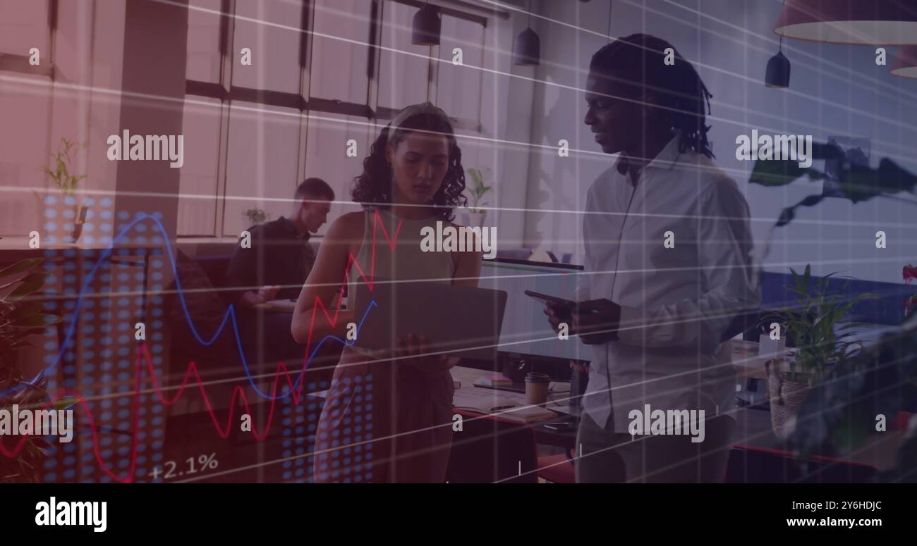 Bild von der Verarbeitung von Finanzdaten über verschiedene Geschäftsleute im Büro Stockfoto