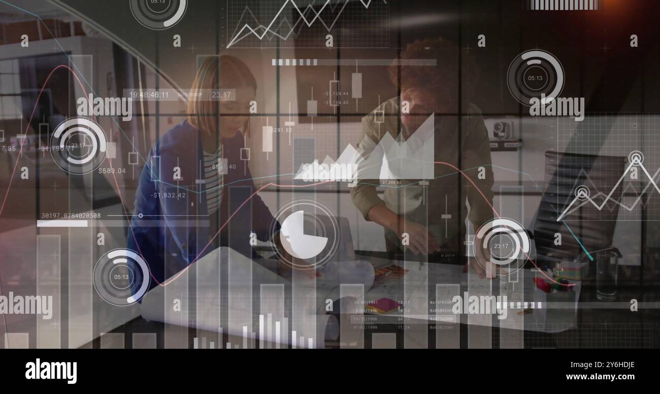 Bild von der Verarbeitung von Finanzdaten über verschiedene Geschäftsleute im Büro Stockfoto