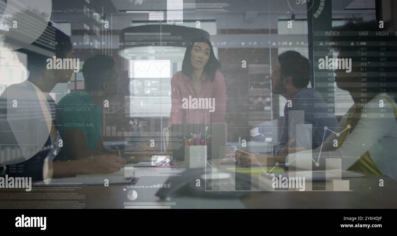 Bild von der Verarbeitung von Finanzdaten über verschiedene Geschäftsleute im Büro Stockfoto