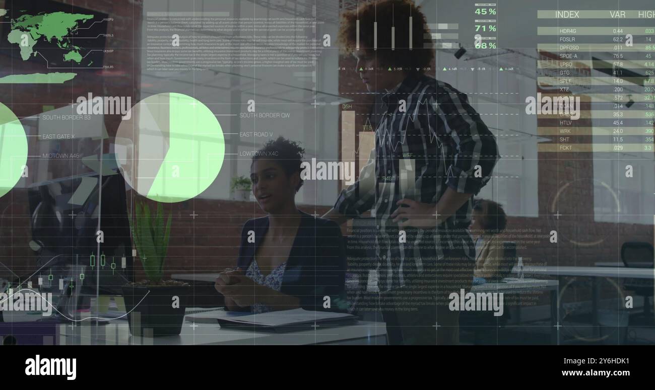 Bild von der Verarbeitung von Finanzdaten über verschiedene Geschäftsleute im Büro Stockfoto