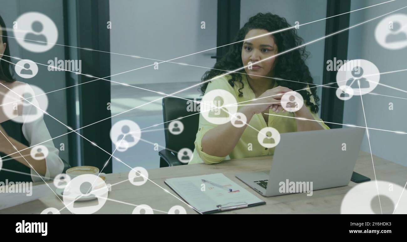 Bild eines Netzwerks von Verbindungen mit Menschen über verschiedene Geschäftsleute im Büro Stockfoto