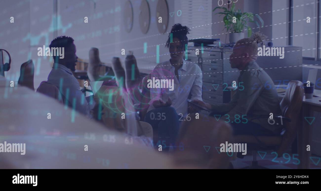 Bild von der Verarbeitung von Finanzdaten über verschiedene Geschäftsleute im Büro Stockfoto