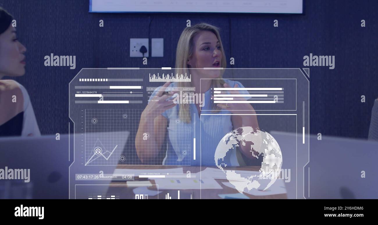 Bild der Datenverarbeitung über verschiedene Geschäftsleute im Büro Stockfoto