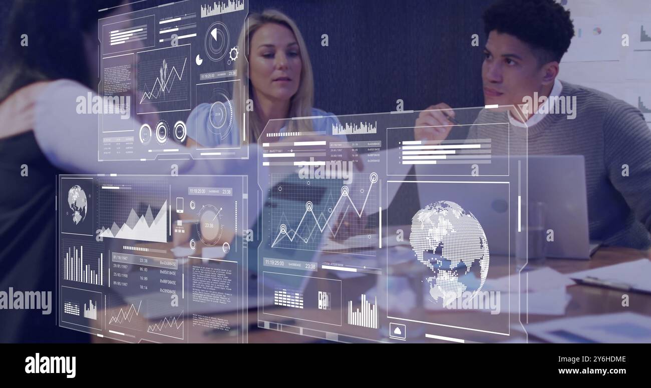 Bild der Datenverarbeitung über verschiedene Geschäftsleute im Büro Stockfoto