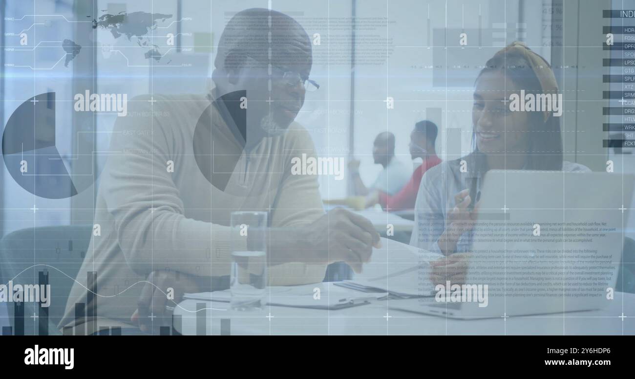 Bild von der Verarbeitung von Finanzdaten über verschiedene Geschäftsleute im Büro Stockfoto