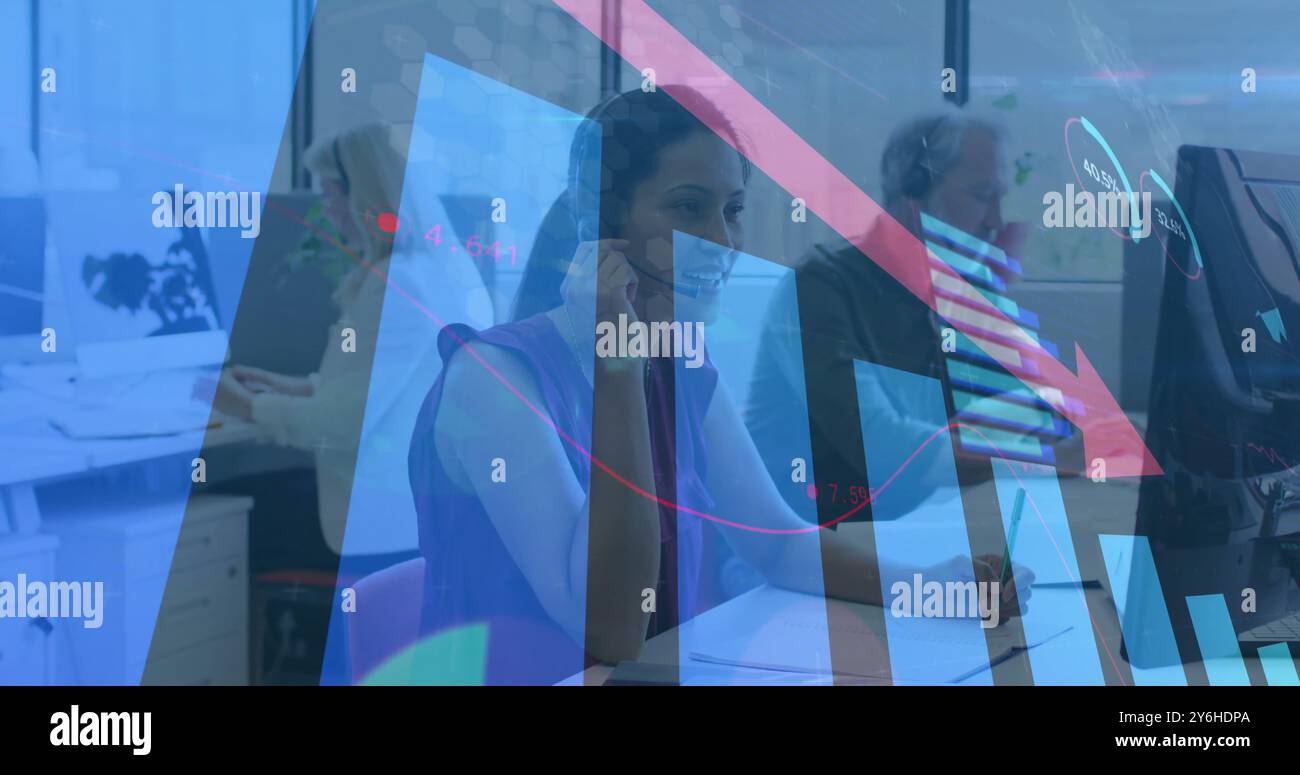 Bild von der Verarbeitung von Finanzdaten über verschiedene Geschäftsleute im Büro Stockfoto
