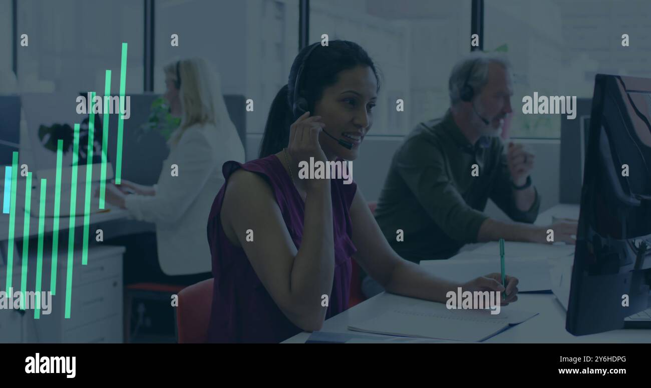 Bild von der Verarbeitung von Finanzdaten über verschiedene Geschäftsleute im Büro Stockfoto
