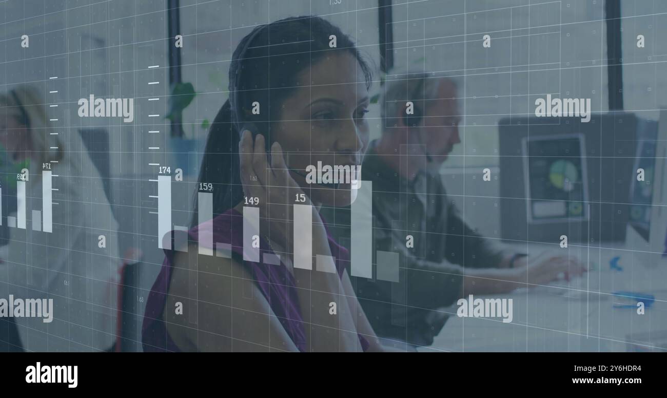 Bild von der Verarbeitung von Finanzdaten über verschiedene Geschäftsleute im Büro Stockfoto