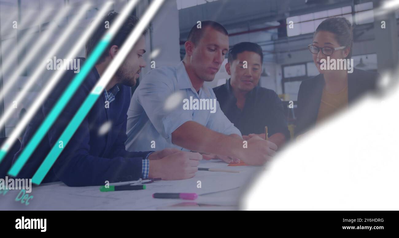 Bild von der Verarbeitung von Finanzdaten über verschiedene Geschäftsleute im Büro Stockfoto