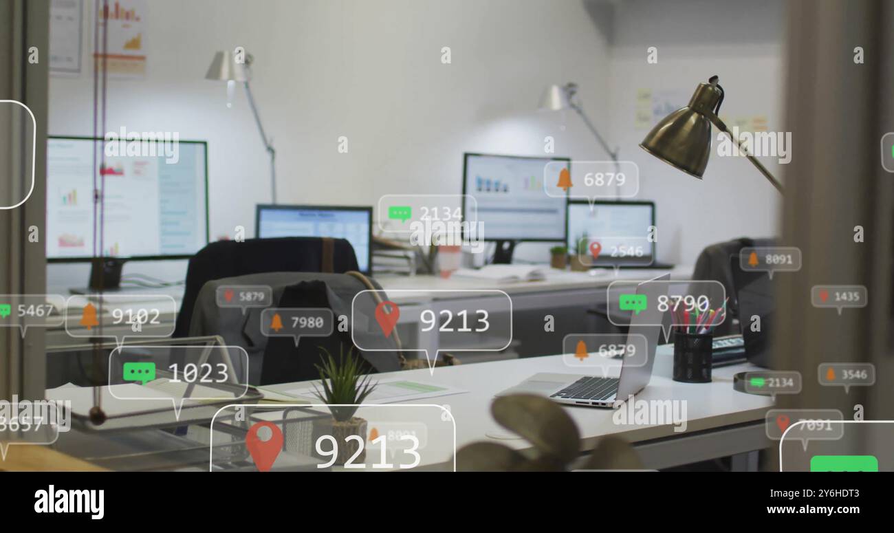 Bild von Benachrichtigungen über soziale Medien über moderne Büroarbeitsplätze mit Computern Stockfoto