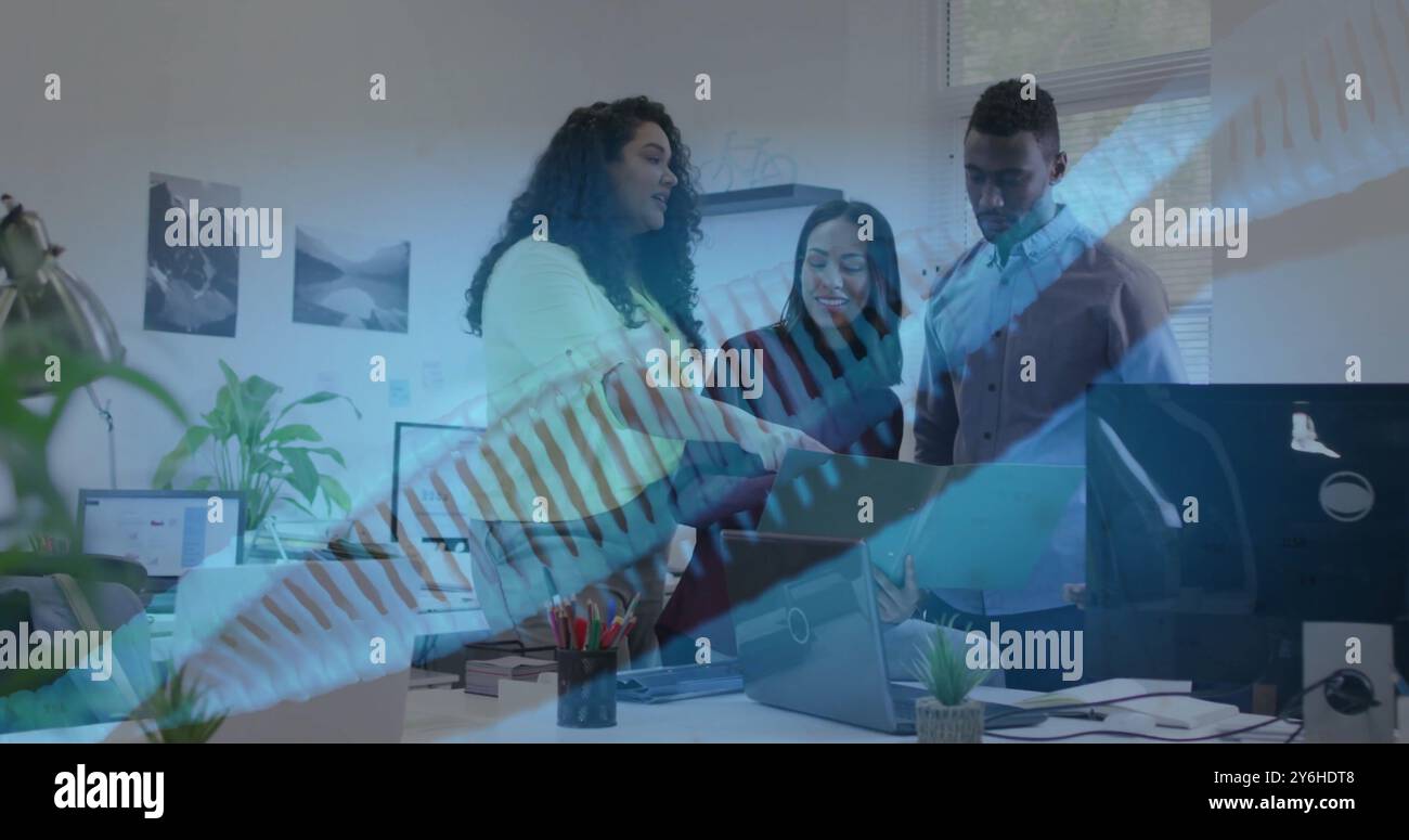 Bild von dna-Strang über verschiedene Geschäftsleute im Büro Stockfoto