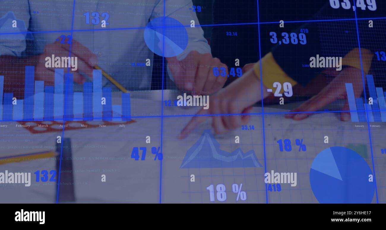 Bild von der Verarbeitung von Finanzdaten über verschiedene Geschäftsleute im Büro Stockfoto