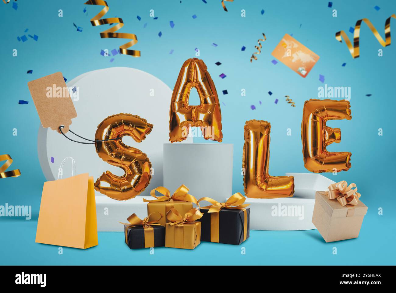 Sale Flyer Design mit Wort der glänzenden goldenen Ballons und Geschenkboxen auf hellblauem Hintergrund Stockfoto