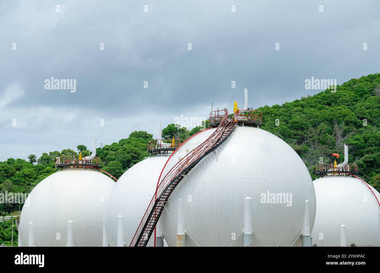 Industrieller Gasspeicher im Werk, LNG- oder Flüssigerdgasbehälter in der Erdölraffinerie. Infrastruktur der Energiewirtschaft für Erdgas Stockfoto