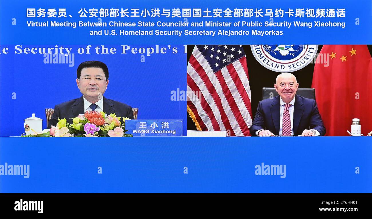 Peking, China. September 2024. Der chinesische Staatsrat und Minister für öffentliche Sicherheit Wang Xiaohong trifft sich am 25. September 2024 mit Alejandro Mayorkas, dem Minister für Heimatschutz des US-Ministeriums. Quelle: Yue Yuewei/Xinhua/Alamy Live News Stockfoto