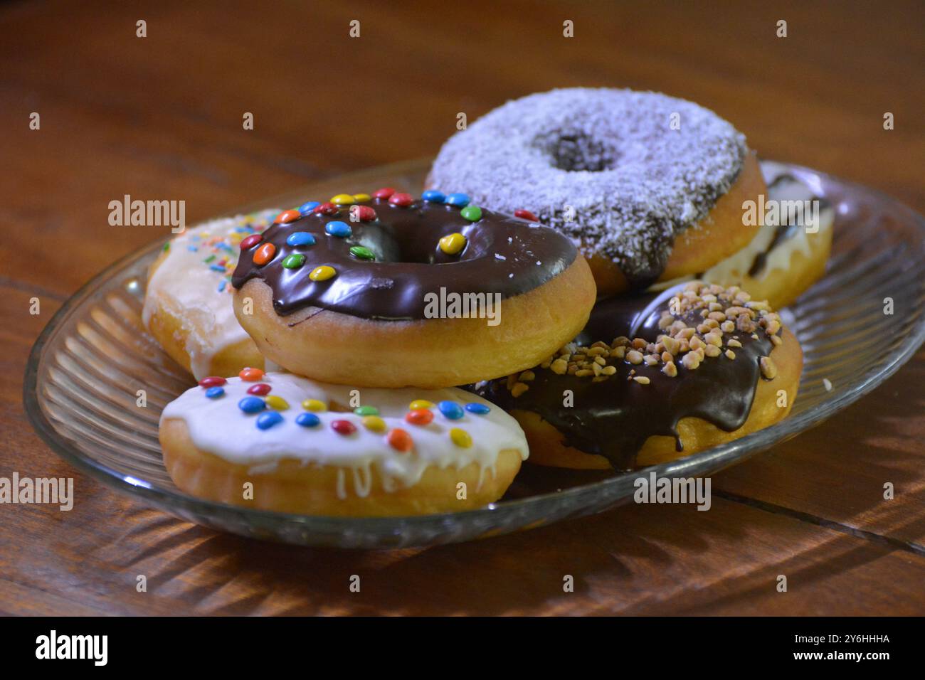Donuts auf Glastablett, Donuts zum Verkauf Stockfoto