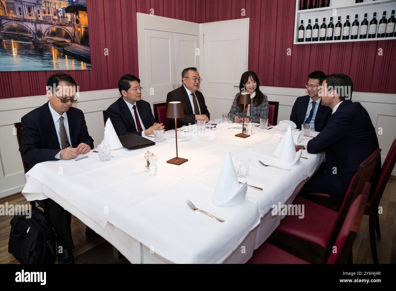 Berlin, Deutschland. September 2024. Liu Jianchao, Leiter der Internationalen Abteilung des Zentralkomitees der Kommunistischen Partei Chinas (KPC), trifft sich am 25. September 2024 in Berlin mit Johannes Vogel (1. R), stellvertretender Vorsitzender der Freien Demokratischen Partei Deutschlands. Liu leitete vom 22. Bis 25. September eine Delegation des KPC zu einem Besuch in Deutschland. Quelle: Zhang Fan/Xinhua/Alamy Live News Stockfoto