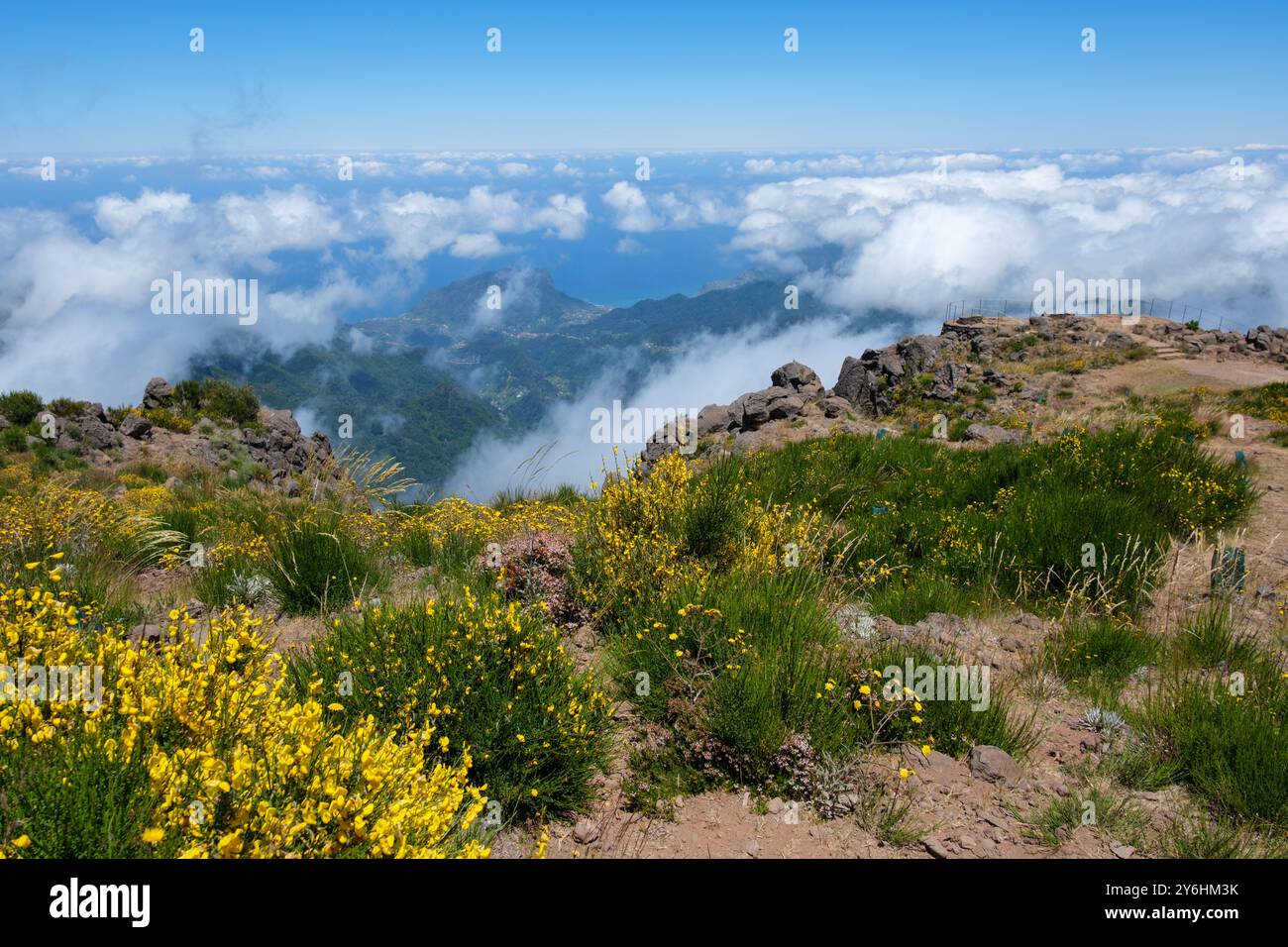 Soweit das Auge reicht: Blick über geschwollene Wolken in Richtung Nordmadeira Küste und Atlantik von Pico do Arieiro... Mit brillanten Punkten Stockfoto