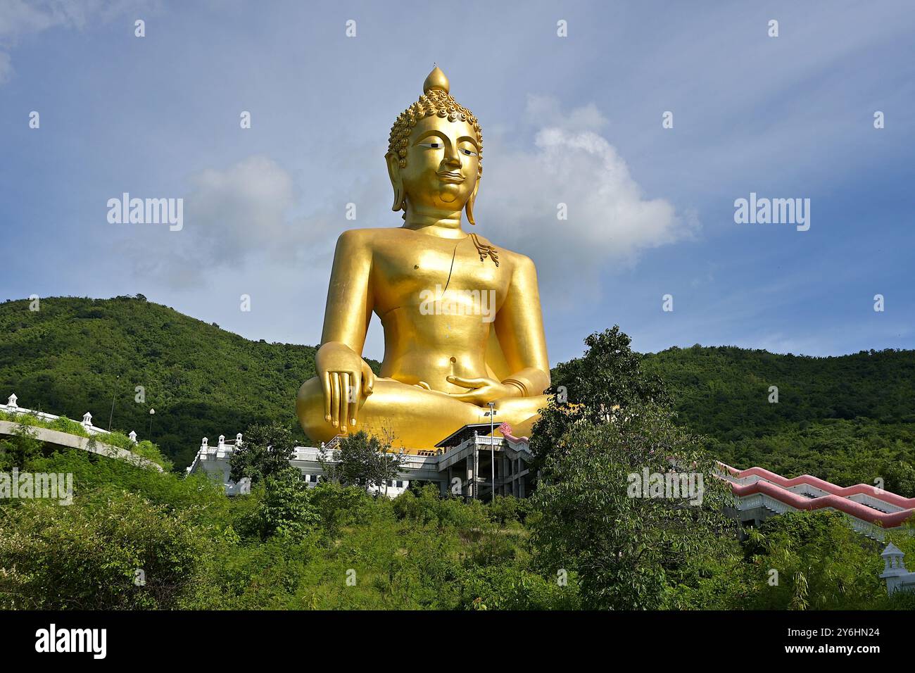 Thailändischer Tempel am Fuße des Khao Wong Phrachan Berges mit gigantischem goldenem sitzendem Buddha in erdberührender Haltung oder Bhumisparsha Mudra, Lopburi Stockfoto