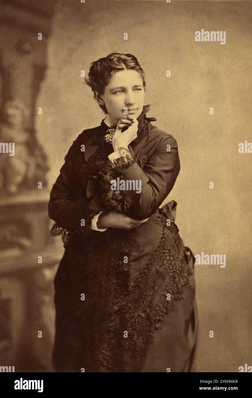 1865 c. , San Francisco , USA : die amerikanische Politikerin VICTORIA C. WOODHULL ( Victoria Claflin , 1838 - 1927 ) . Die amerikanische Frauenrechtlerin und die erste Frau, die 1872 in den Vereinigten Staaten kandidierte. Foto: Bradley & Rulofson , San Francisco . - Prima donna candidata Presidente - alla Presidente STATI UNITI AMERICA - POLITICO - DONNA POLITICA - POLITIC - Casa Bianca - Weißes Haus - FEMMINISTA - DIRITTI ALLE DONNE - FEMINISM - SUFFRAGEIST - UNIVERSELLES WAHLRECHT - SUFFRAGETTE - FEMMINISMO - SUFFRAGISTA - SUFFRAGIO UNIVERSALE - SUFFRAGETTA - FASHION - MODA FEMMINILE Stockfoto