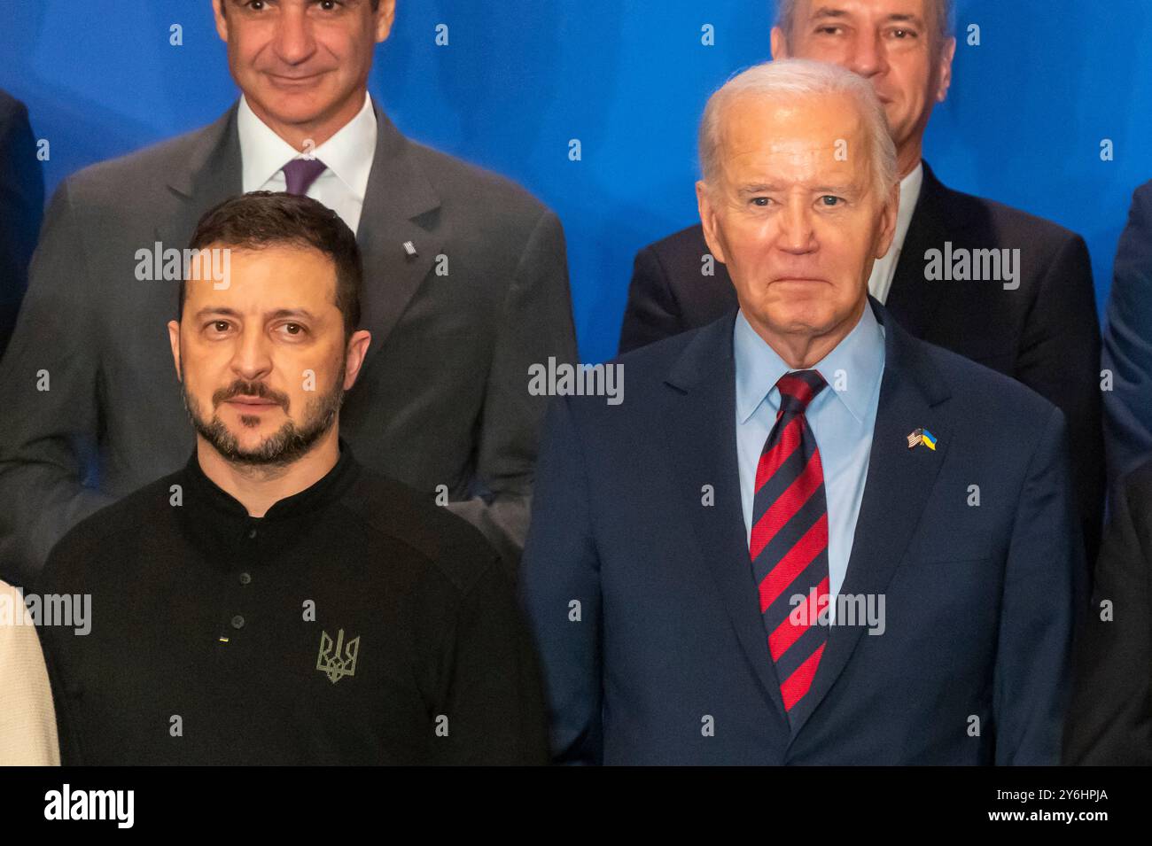 NEW YORK, NEW YORK - 25. SEPTEMBER: (L-R) der ukrainische Präsident Wolodymyr Zelensky und der US-Präsident Joe Biden posieren für ein Foto bei einer Veranstaltung, bei der führende Politiker der Welt am 25. September 20204 in New York City die Gemeinsame Erklärung zur Unterstützung für den ukrainischen Wiederaufbau und Wiederaufbau im InterContinental New York Barclay, einem IHG Hotel, veröffentlichen. Biden traf sich zusammen mit dem ukrainischen Präsidenten Wolodymyr Zelenski am Rande der 79. Generalversammlung der Vereinten Nationen (UNGA) mit verschiedenen Staats- und Regierungschefs der Welt, als sie eine gemeinsame Erklärung zur Unterstützung des Wiederaufbaus und des Wiederaufbaus in der Ukraine einbrachten. In seiner letzten UNGA Stockfoto