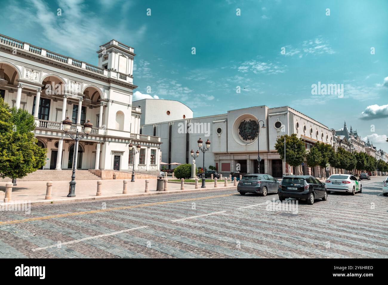 Tbilisi, Georgien - 10. August 2024: Nodar Dumbadze Theater Gebäude an der David Aghmashenebeli Avenue in Tiflis, Georgien. Stockfoto