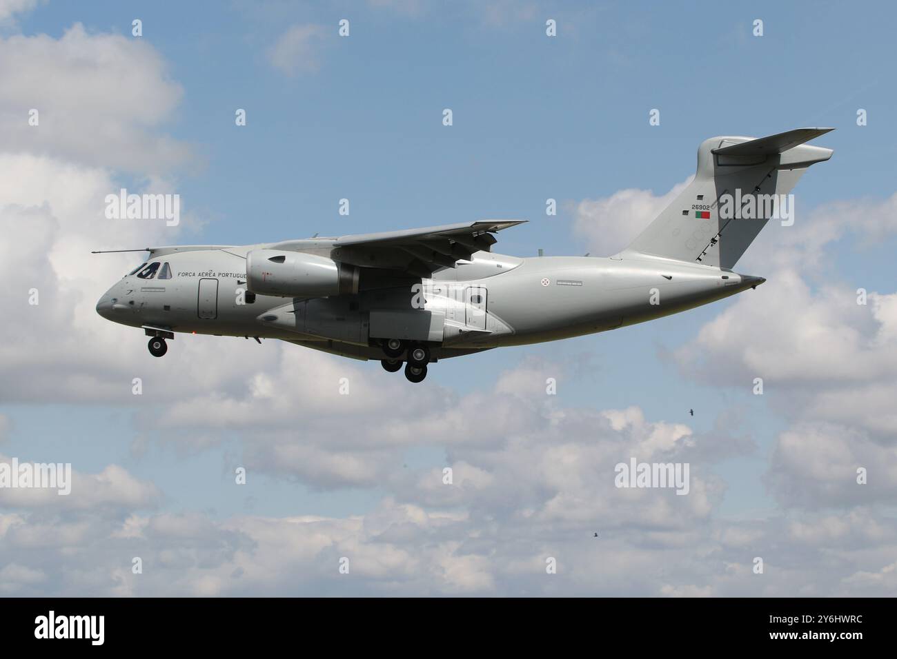 26902, ein Embraer KC-390 Millennium Transportflugzeug, das von der portugiesischen Luftwaffe betrieben wird, erreichte die RAF Fairford in Gloucestershire, England, um an der Royal International Air Tattoo 2024 (RIAT24) teilzunehmen. Stockfoto