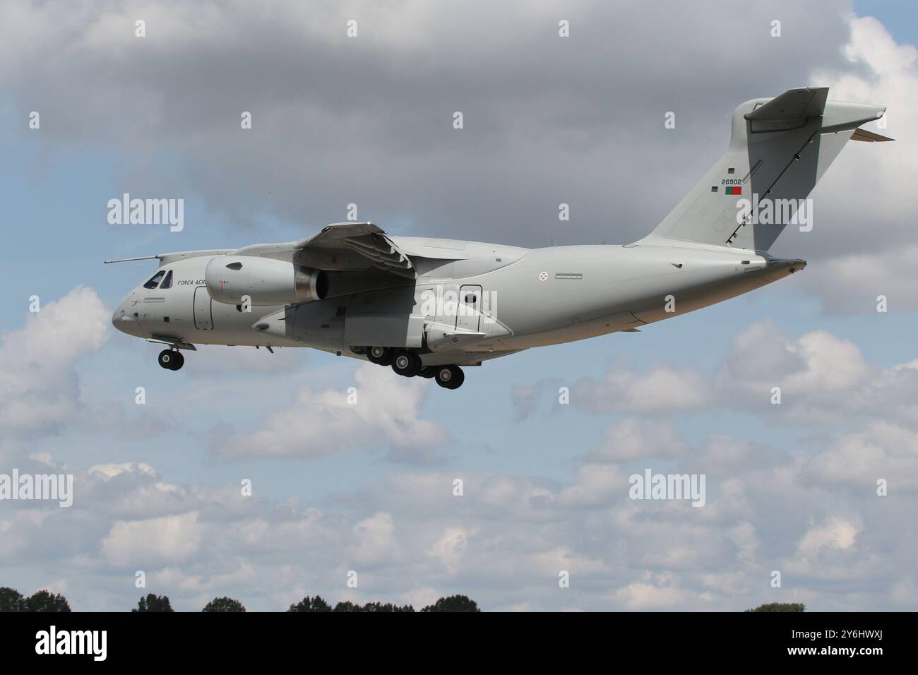 26902, ein Embraer KC-390 Millennium Transportflugzeug, das von der portugiesischen Luftwaffe betrieben wird, erreichte die RAF Fairford in Gloucestershire, England, um an der Royal International Air Tattoo 2024 (RIAT24) teilzunehmen. Stockfoto