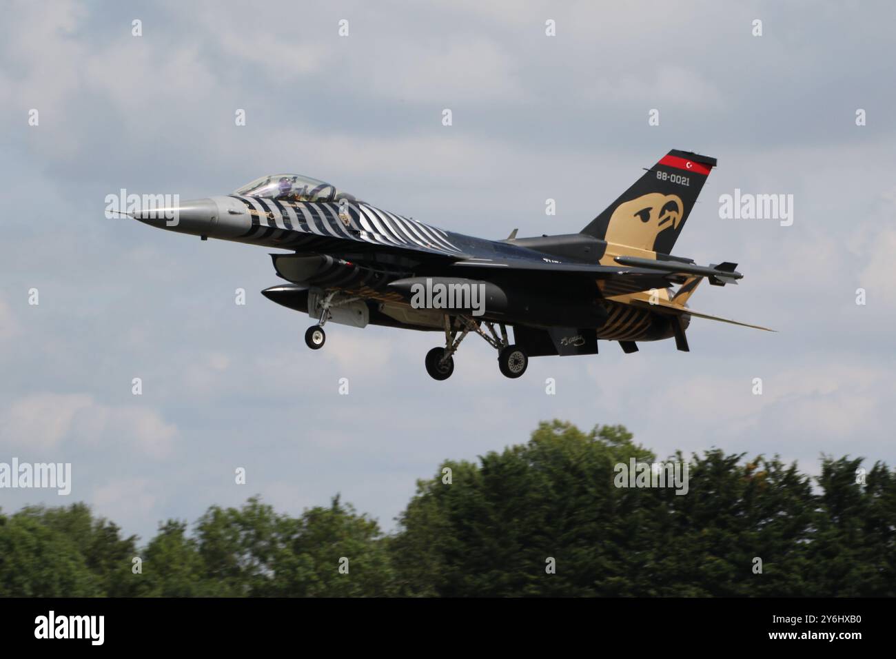 88–0021, ein General Dynamics F-16C Fighting Falcon, der vom Solo Turk Demo Team der türkischen Luftwaffe (Türk Hava Kuvvvetleri) betrieben wird, traf bei der RAF Fairford in Gloucestershire ein, um an der Royal International Air Tattoo 2024 (RIAT24) teilzunehmen. Stockfoto