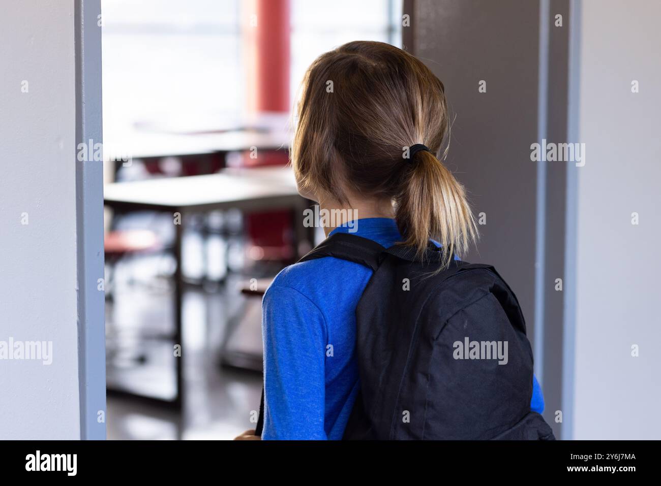Der Junge mit dem Rucksack ist bereit für den Schultag Stockfoto