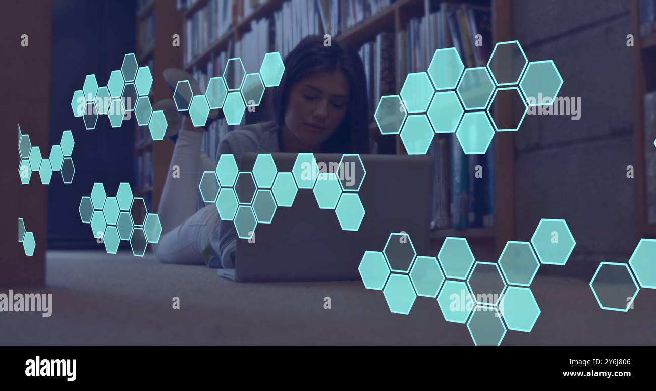 Bild der Elementstruktur über glückliche kaukasische Studentin mit Laptop in Bibliothek Stockfoto