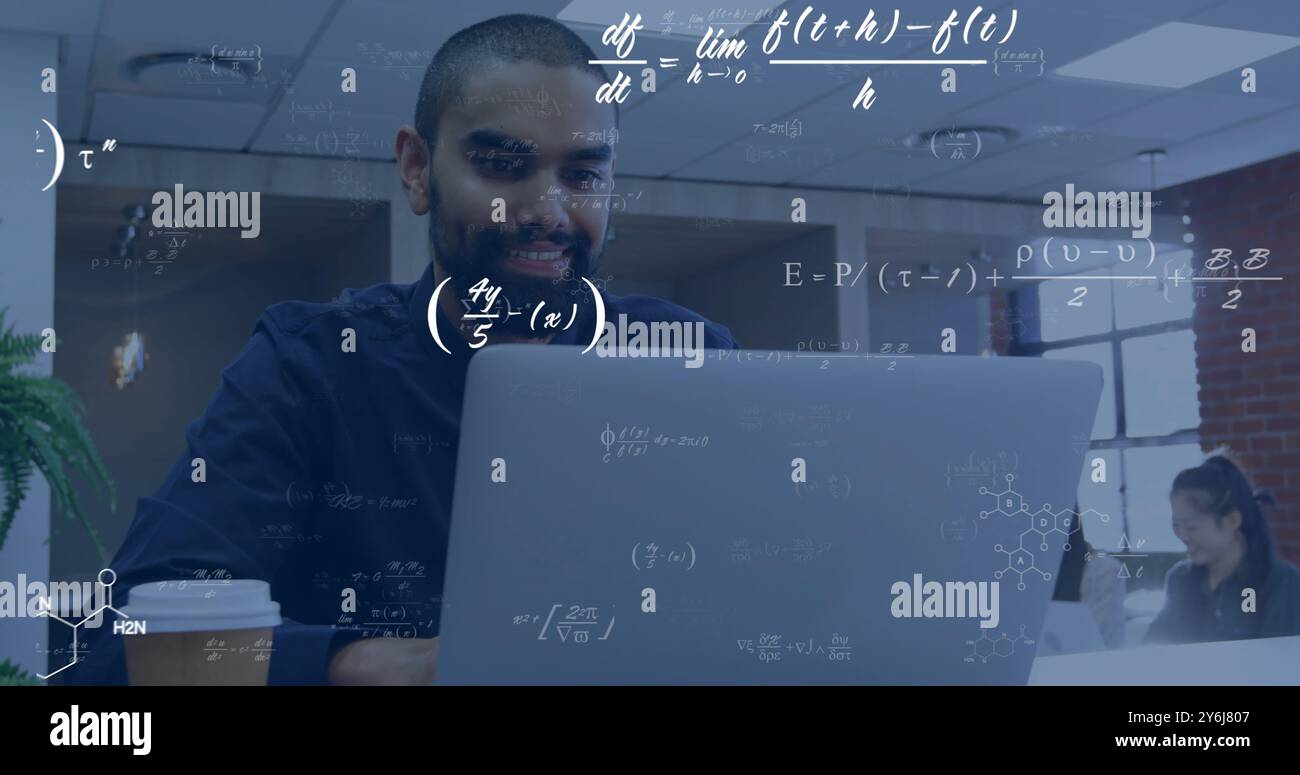 Bild von Gleichungen bei Elementen über glückliche männliche Studentin mit Laptop im Klassenzimmer Stockfoto