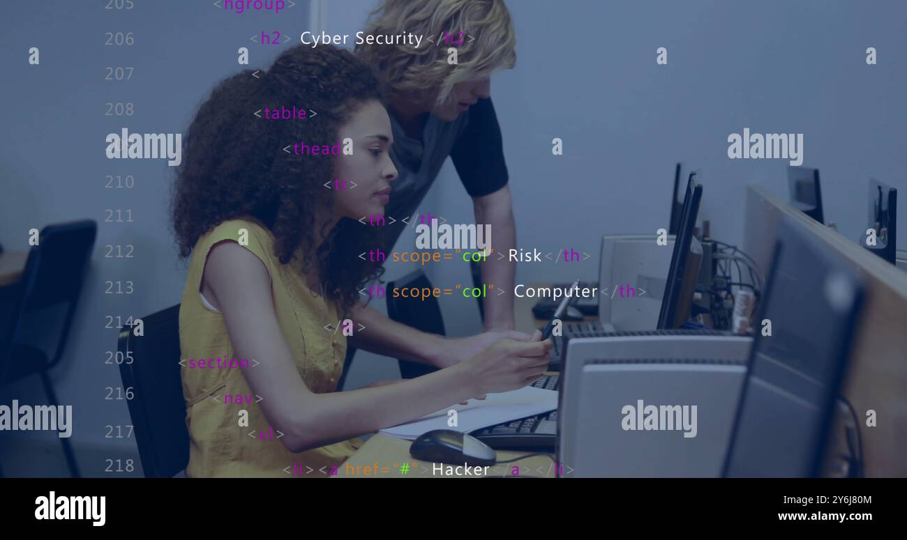 Bild der Datenverarbeitung über verschiedene männliche und weibliche Studenten am Arbeitsplatz Stockfoto
